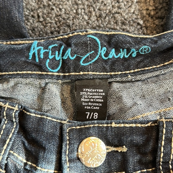 Ariya Distressed, Cropped Jeans - Picture 3 of 6